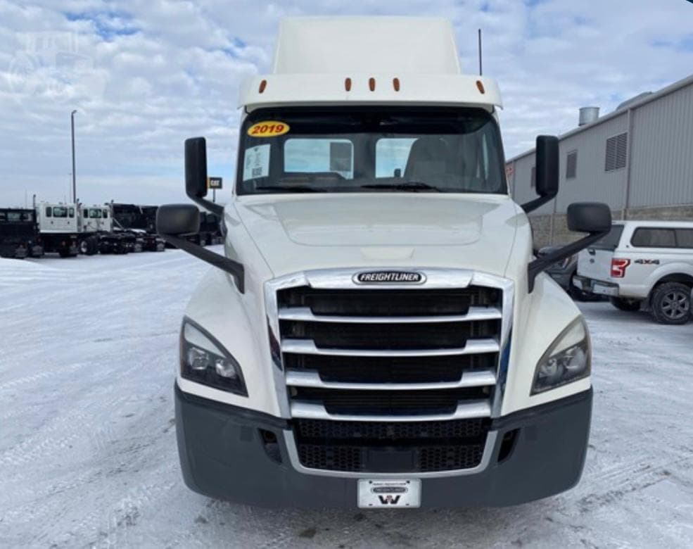 Freightliner Cascadia 126 thumbnail 3