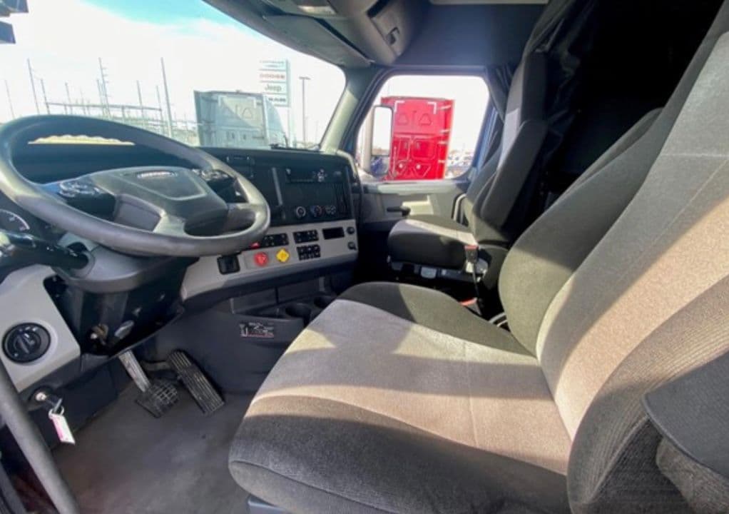 Freightliner Cascadia 126 thumbnail 12