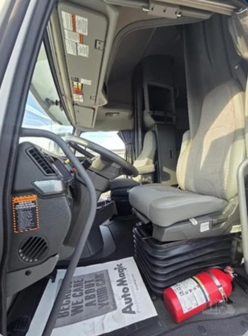 Volvo VNL64T760 thumbnail 17