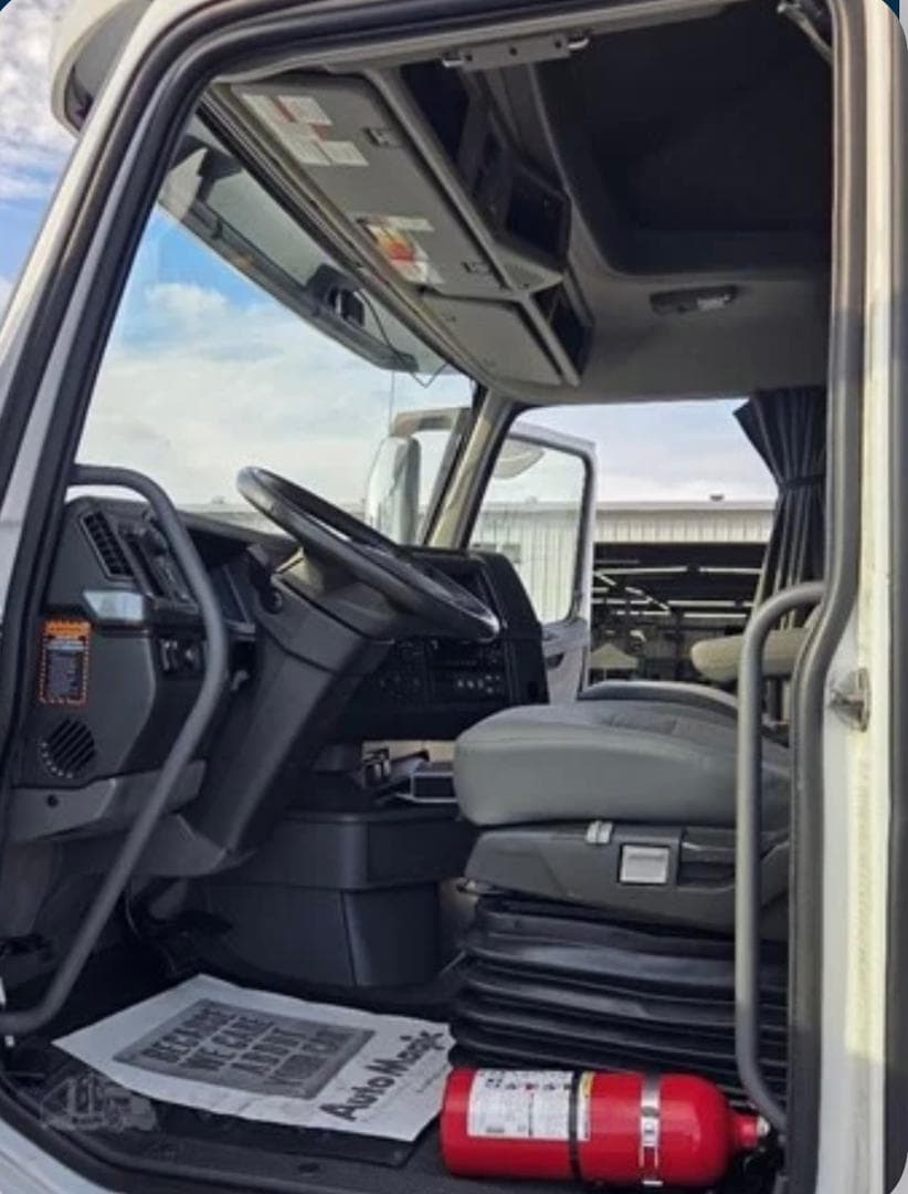 Volvo VNL64T760 thumbnail 19