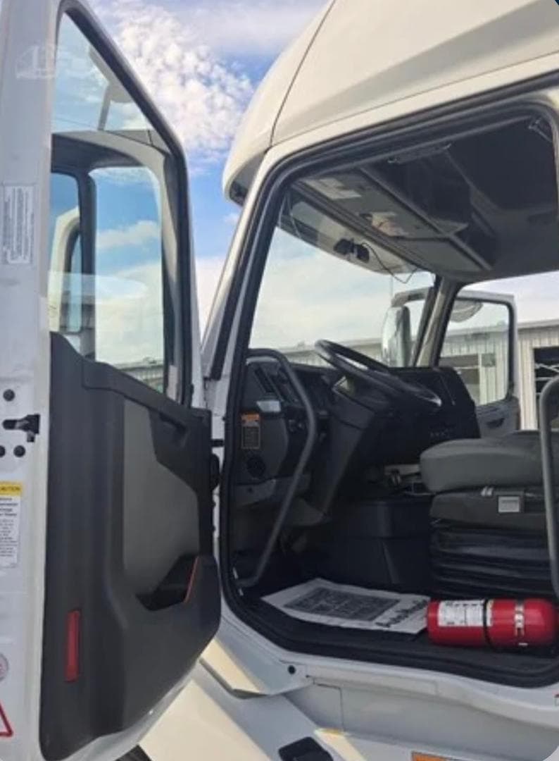 Volvo VNL64T760 thumbnail 2