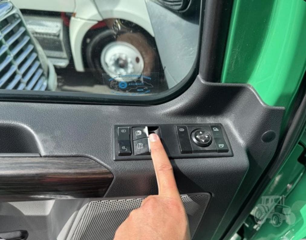 Freightliner Cascadia 126 thumbnail 15