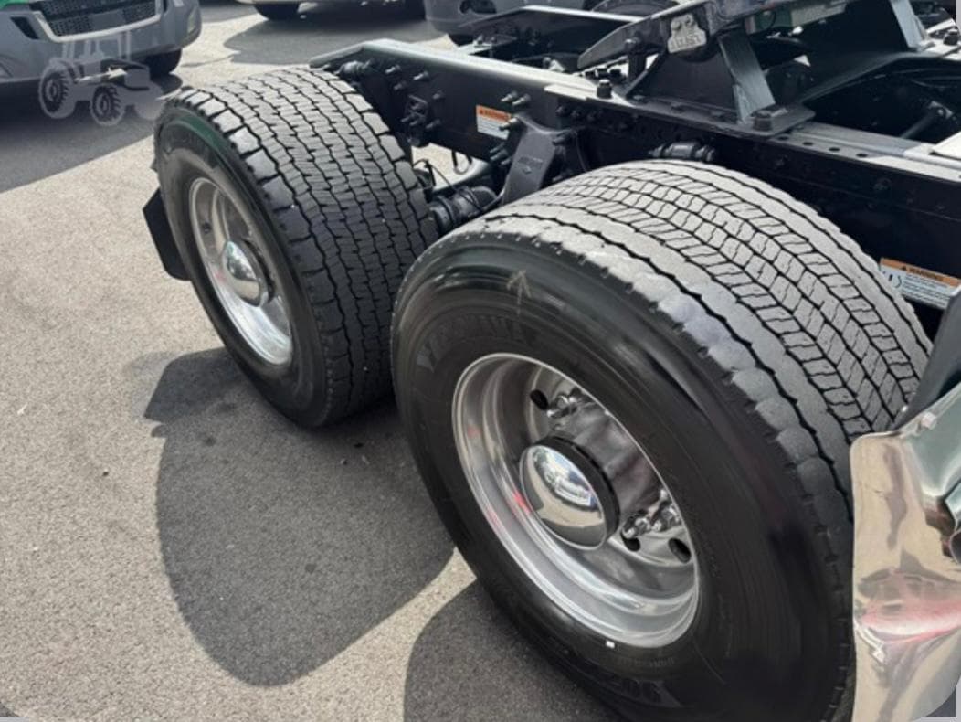 Freightliner Cascadia 126 thumbnail 7