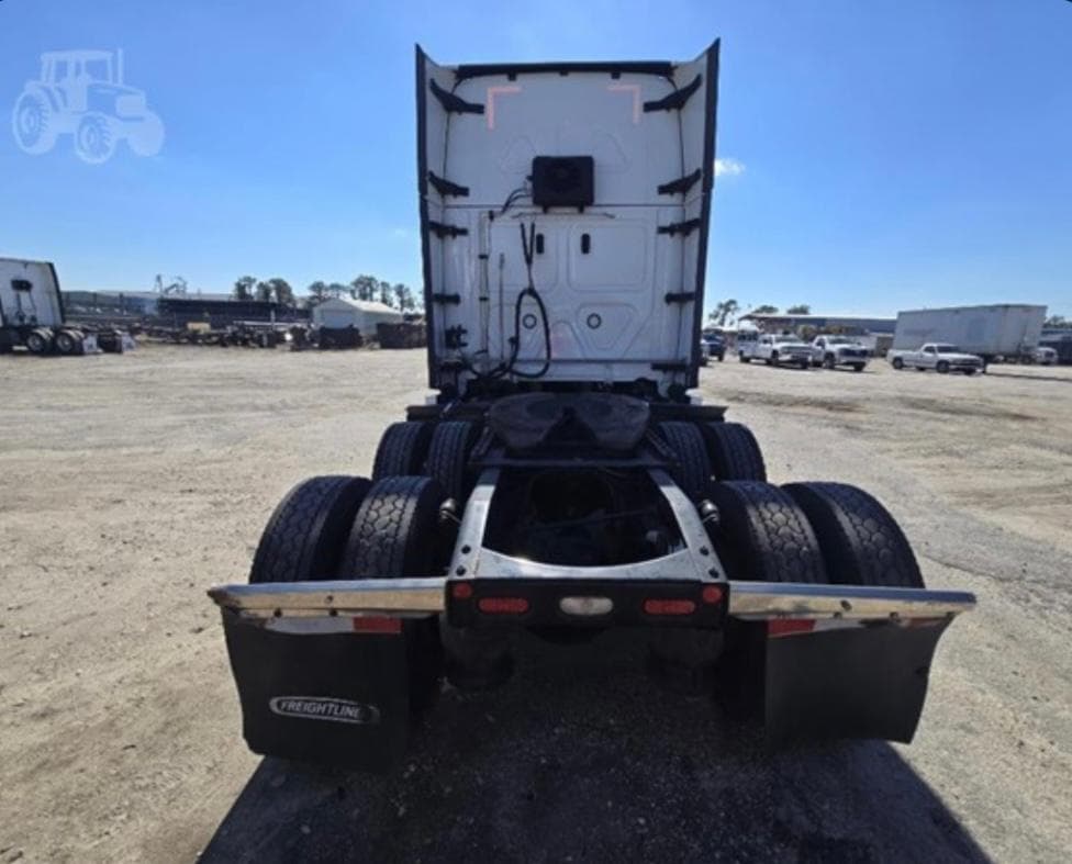 Freightliner Cascadia 126 thumbnail 10