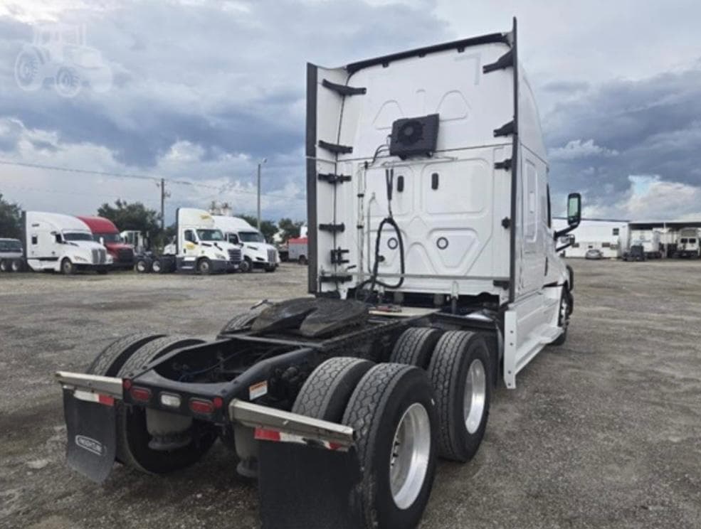 Freightliner Cascadia 126 thumbnail 13