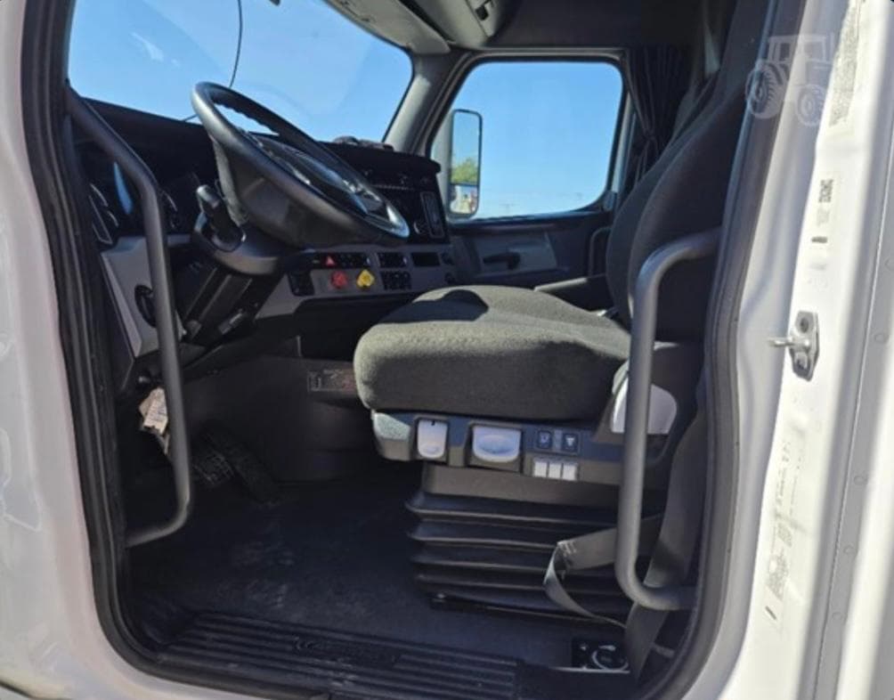 Freightliner Cascadia 126 thumbnail 15