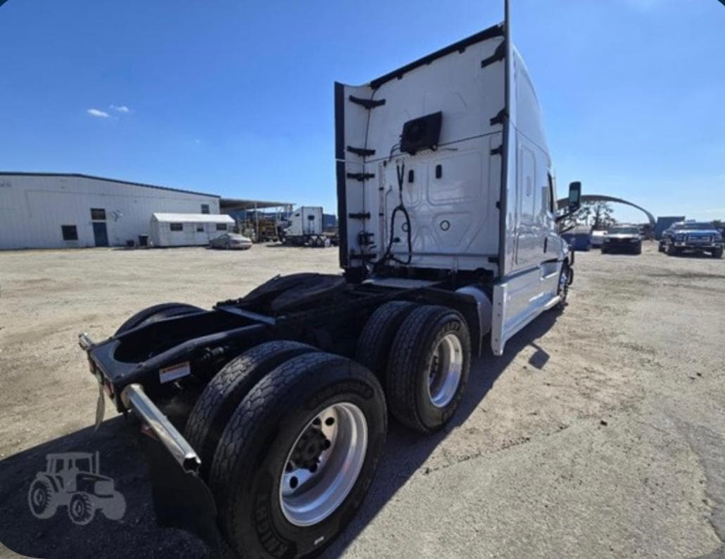 Freightliner Cascadia 126 thumbnail 9