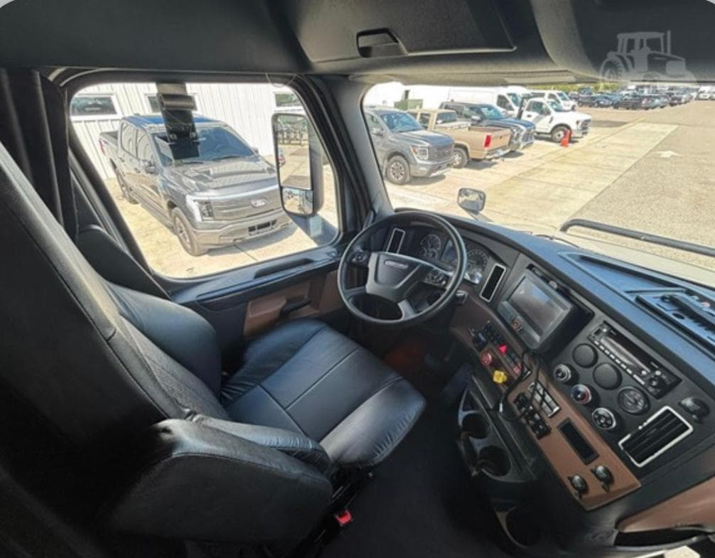 Freightliner Cascadia 126 thumbnail 10