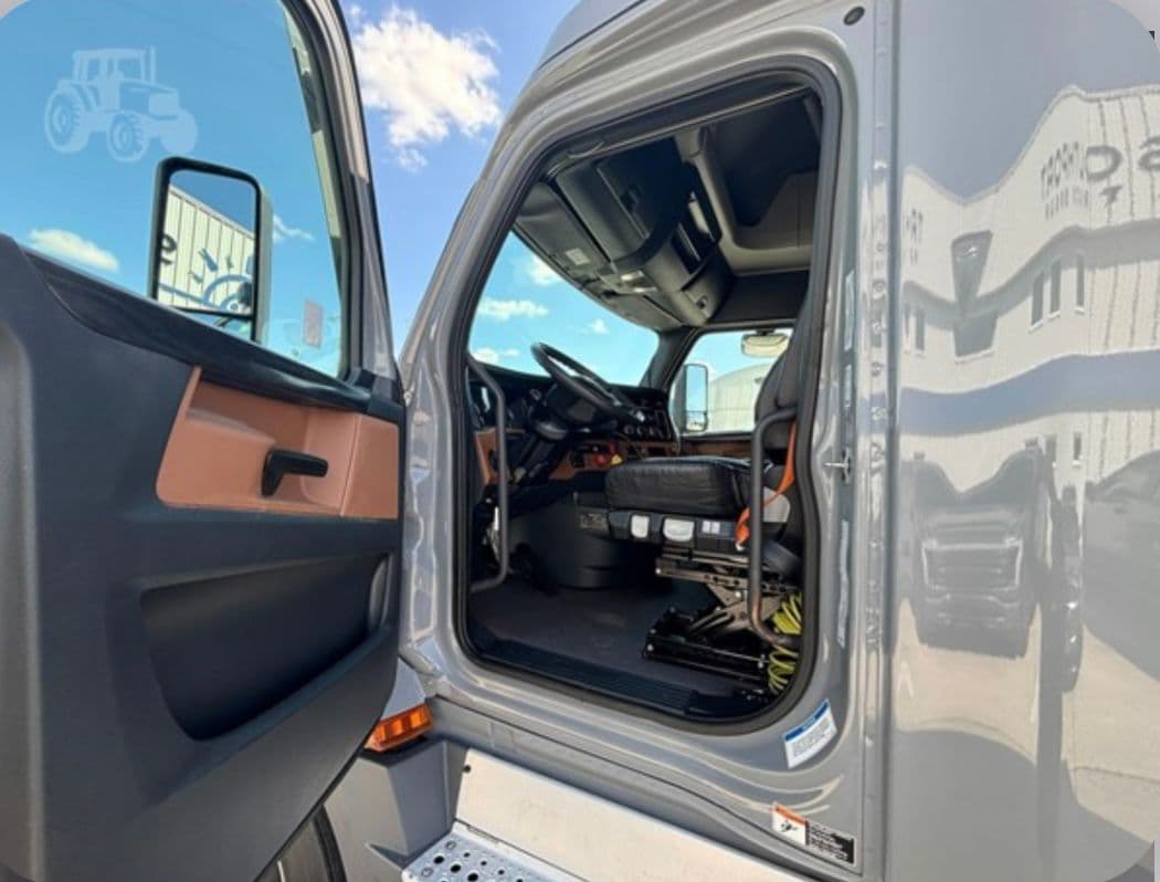 Freightliner Cascadia 126 thumbnail 16