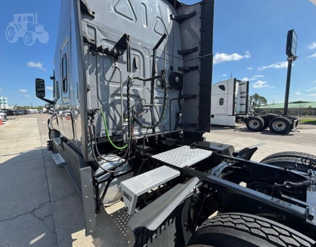 Freightliner Cascadia 126 thumbnail 17