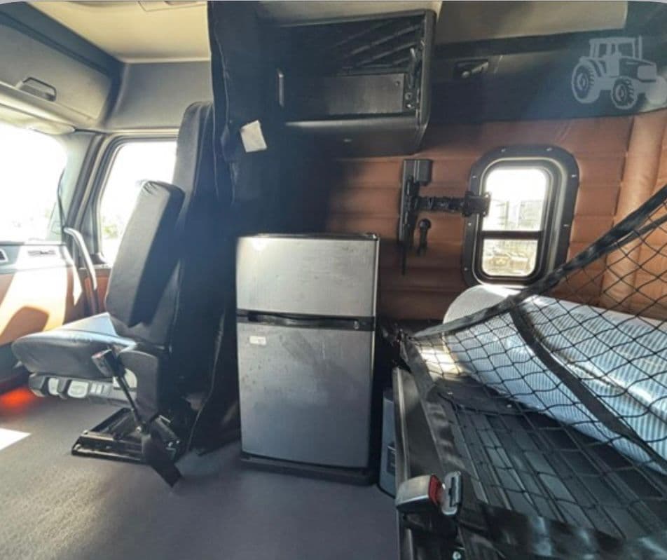 Freightliner Cascadia 126 thumbnail 2