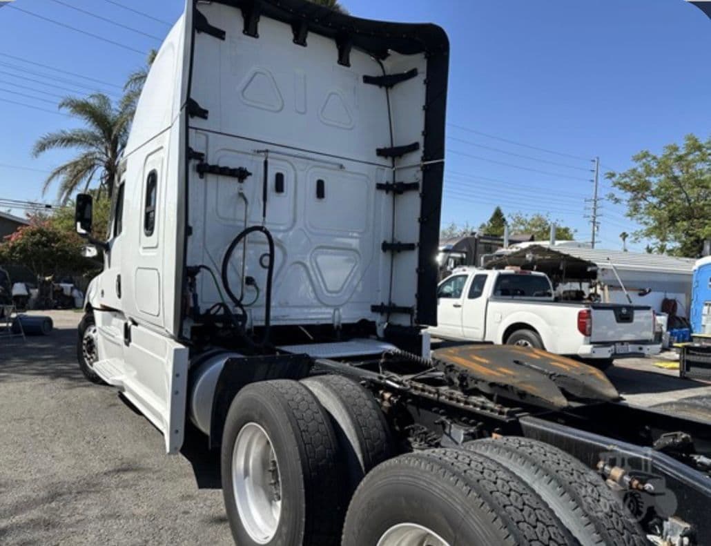 Freightliner Cascadia 126 thumbnail 3