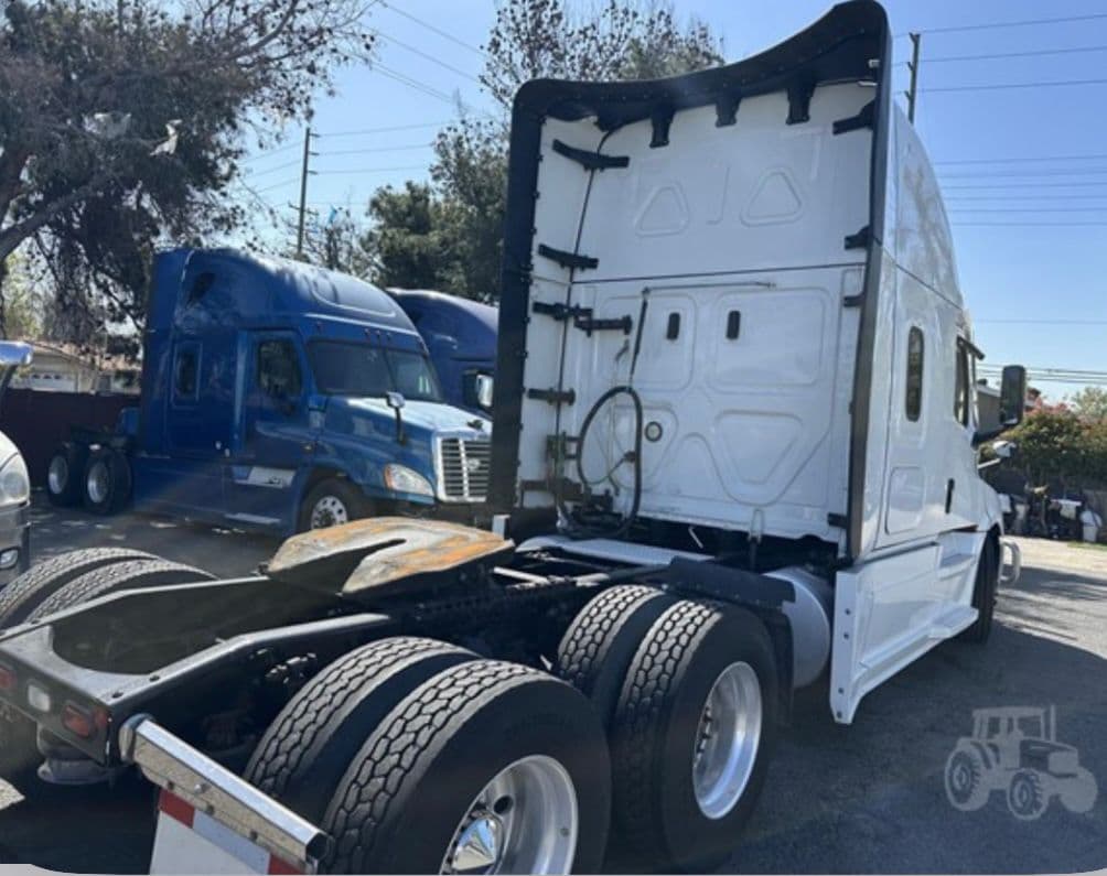 Freightliner Cascadia 126 thumbnail 6