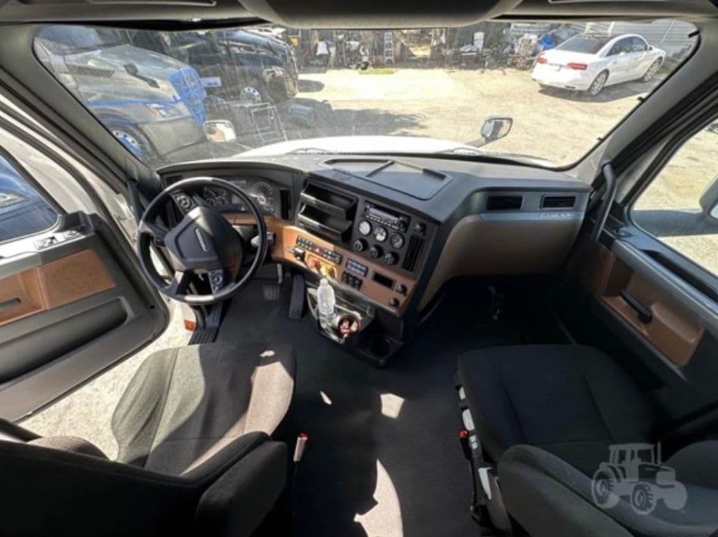 Freightliner Cascadia 126 thumbnail 7