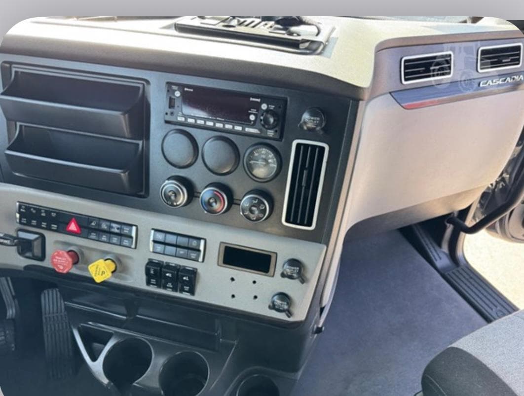 Freightliner Cascadia 126 thumbnail 4