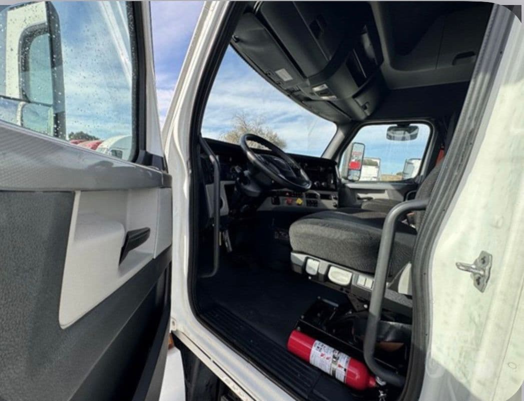 Freightliner Cascadia 126 thumbnail 10