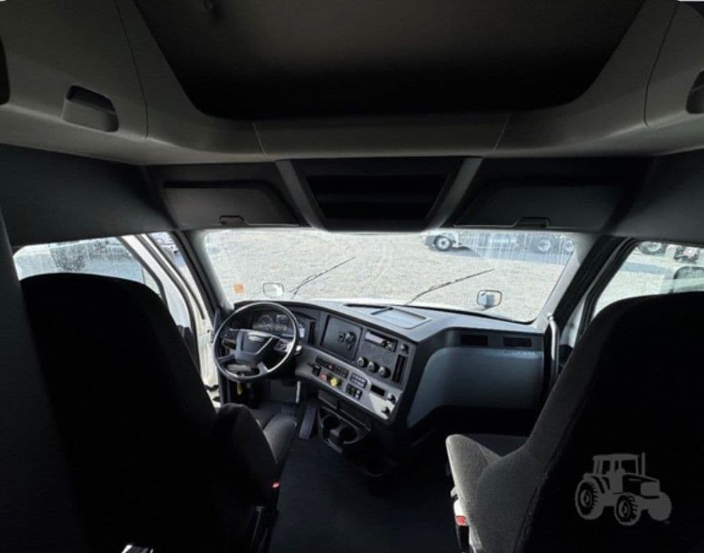 Freightliner Cascadia 126 thumbnail 13