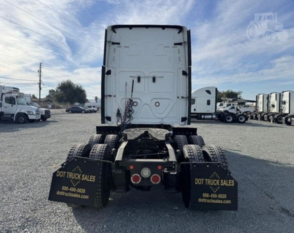 Freightliner Cascadia 126 thumbnail 4