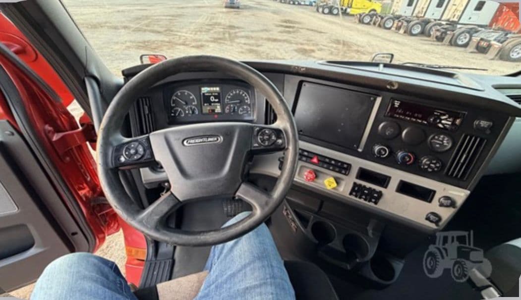 Freightliner Cascadia 126 thumbnail 8