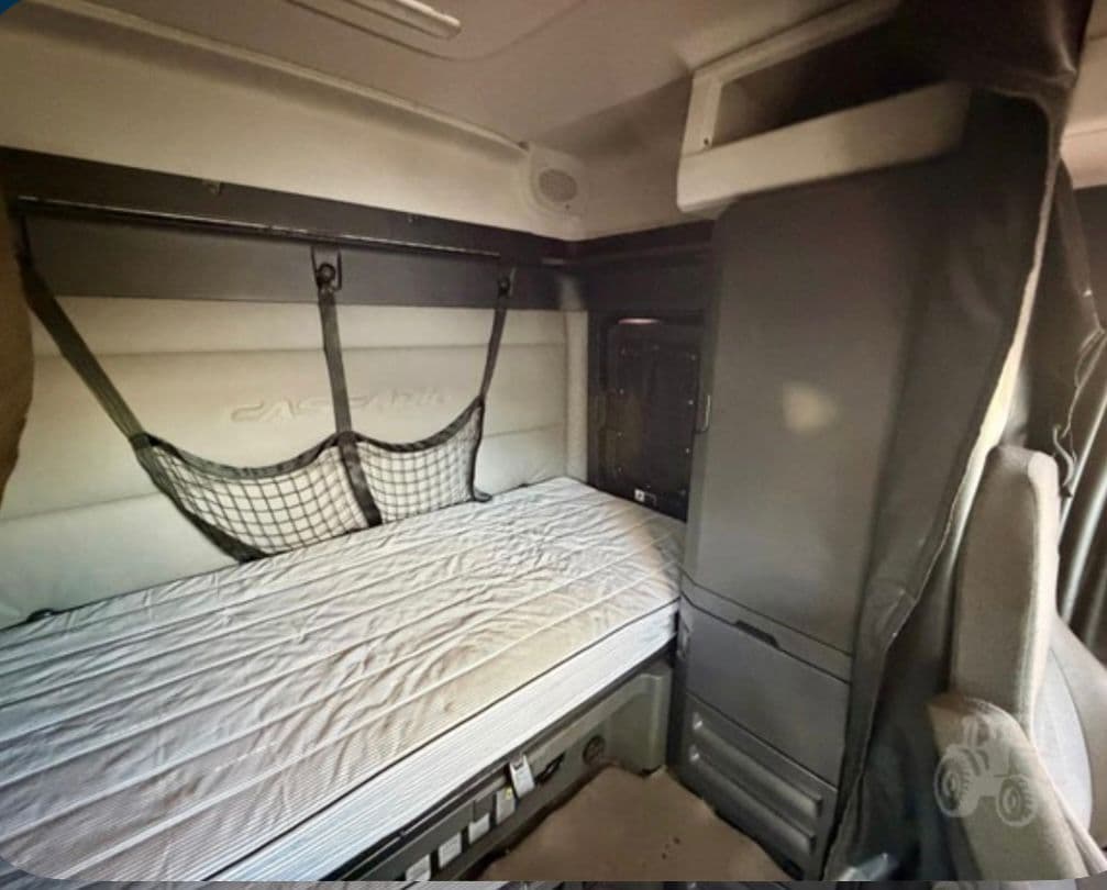 Freightliner Cascadia 126 Mid Roof