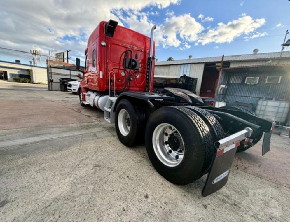 Freightliner Cascadia 126 Mid Roof thumbnail 23