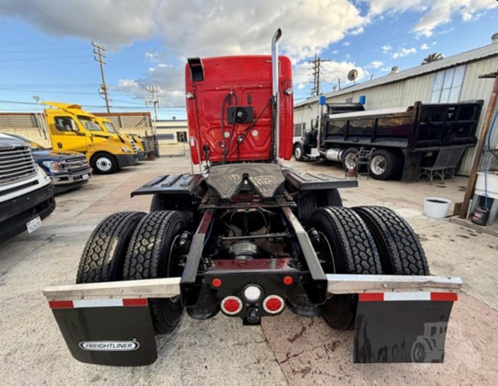 Freightliner Cascadia 126 Mid Roof thumbnail 7
